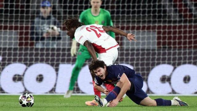 腾讯体育-【欧冠】两回合多打一人,大巴黎总分5比4赢下内战